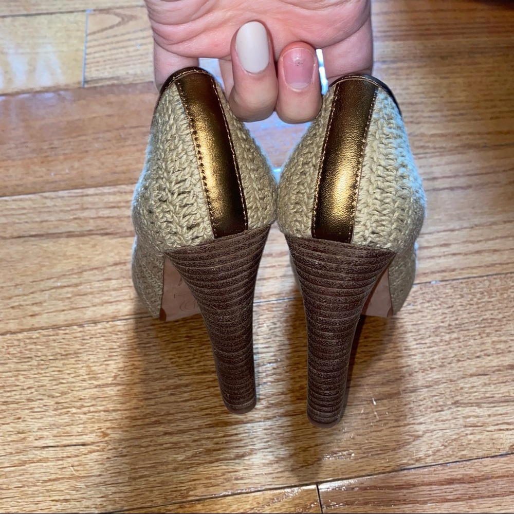 HOUSE OF HARLOW 1960 PAULINA CROCHET NATURAL/BRONZE PEEP-TOE PUMPS SIZE 6.5 - Picture 8 of 8